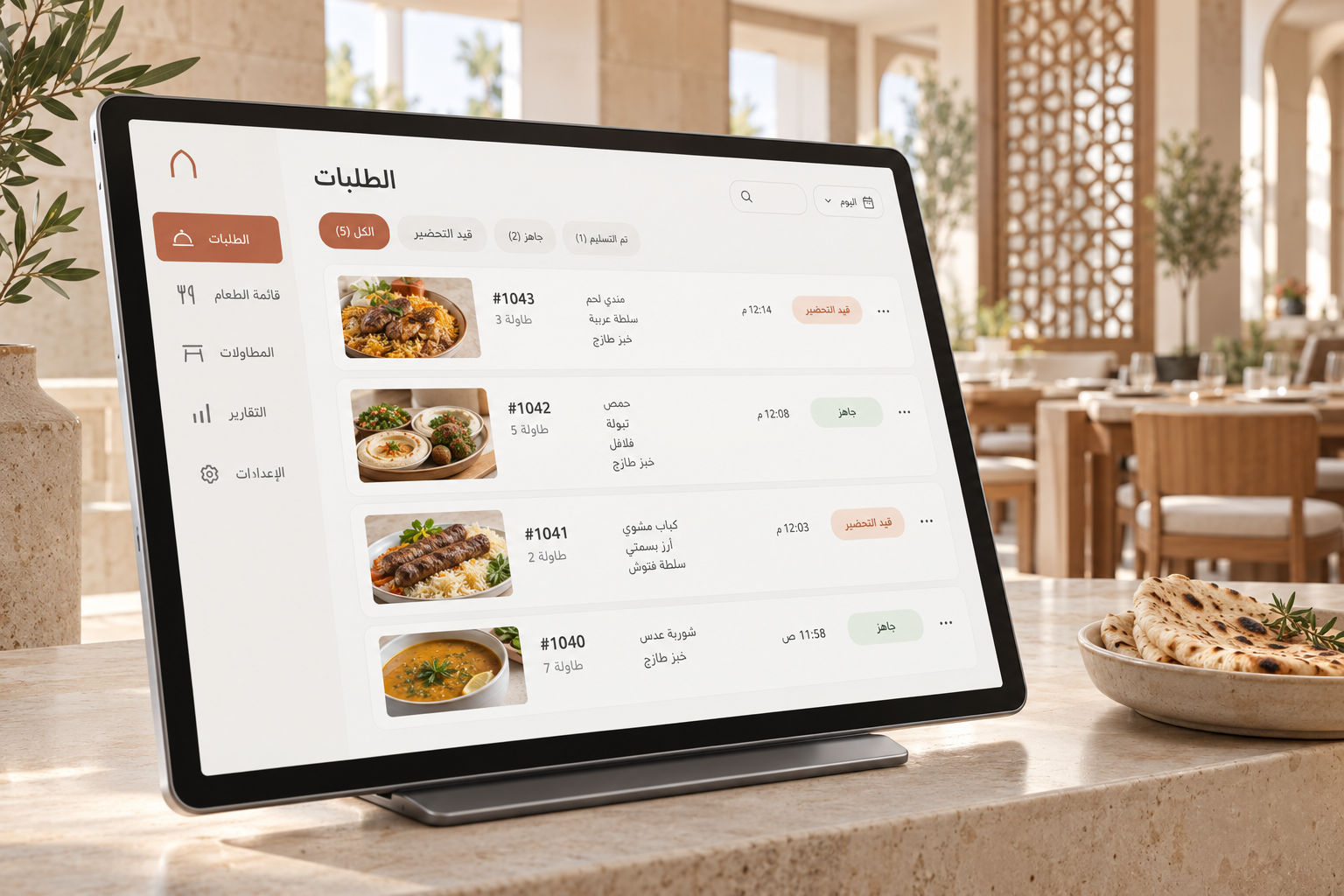 موك أب جهاز لوحي لعرض الطلبات في مطعم عربي حديث وساطع.